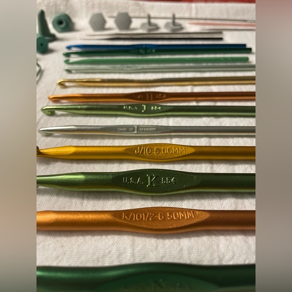 Assorted knitting, crochet and sewing items - Picture 3 of 7